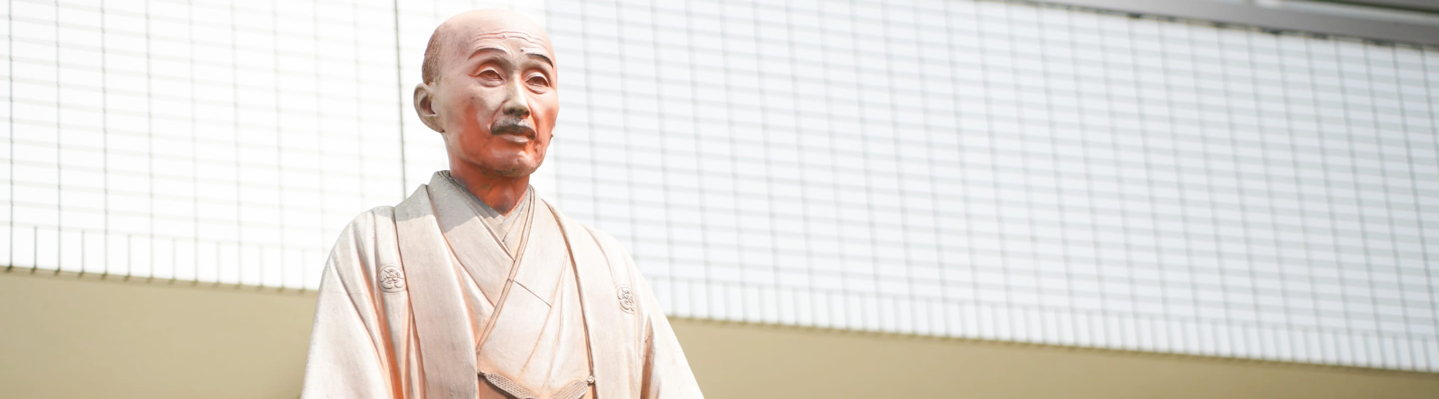 代表の銅像です