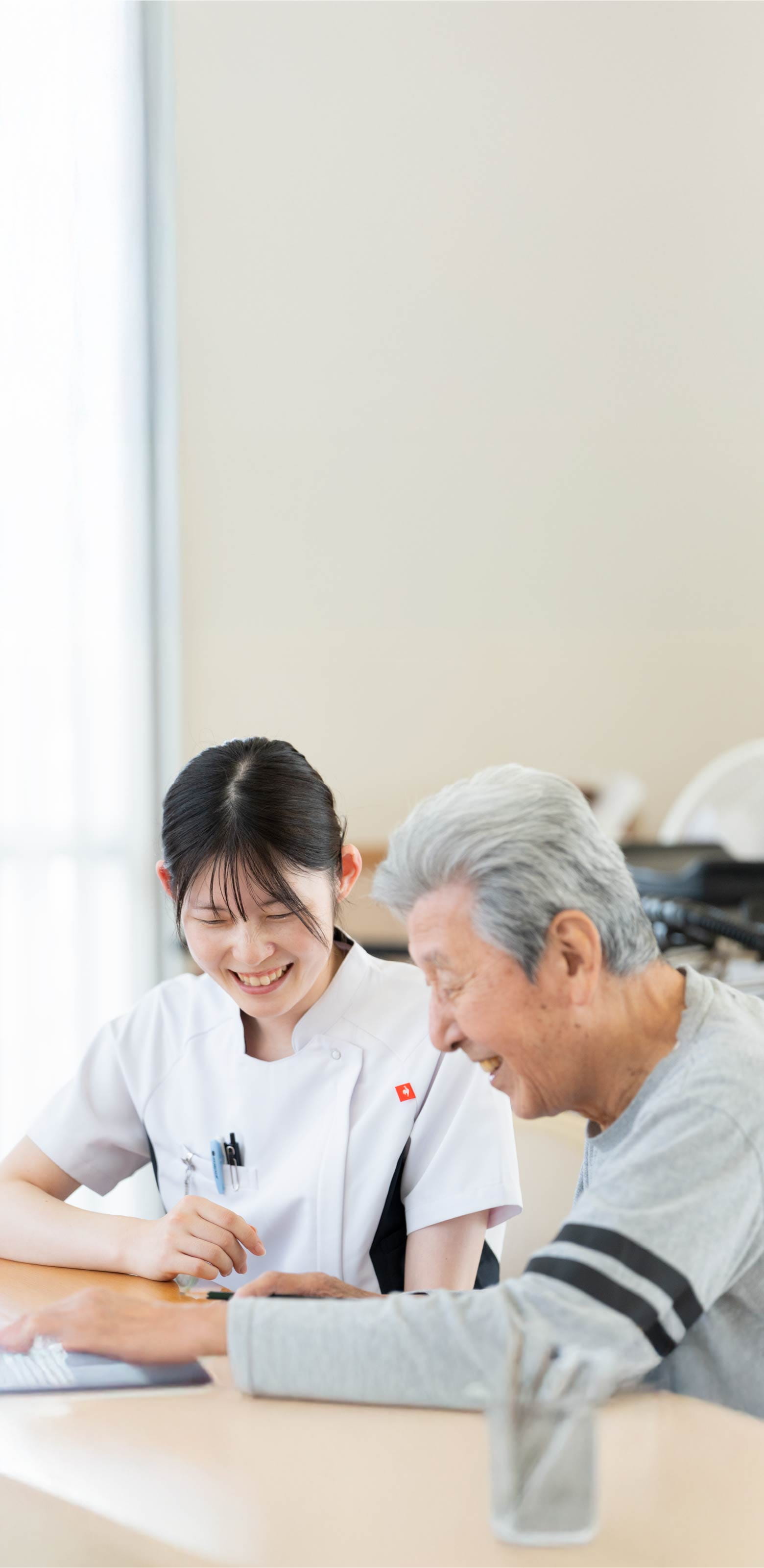 職員と利用者が仲良くお話をしています