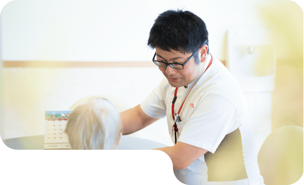 職員が利用者に説明をしています