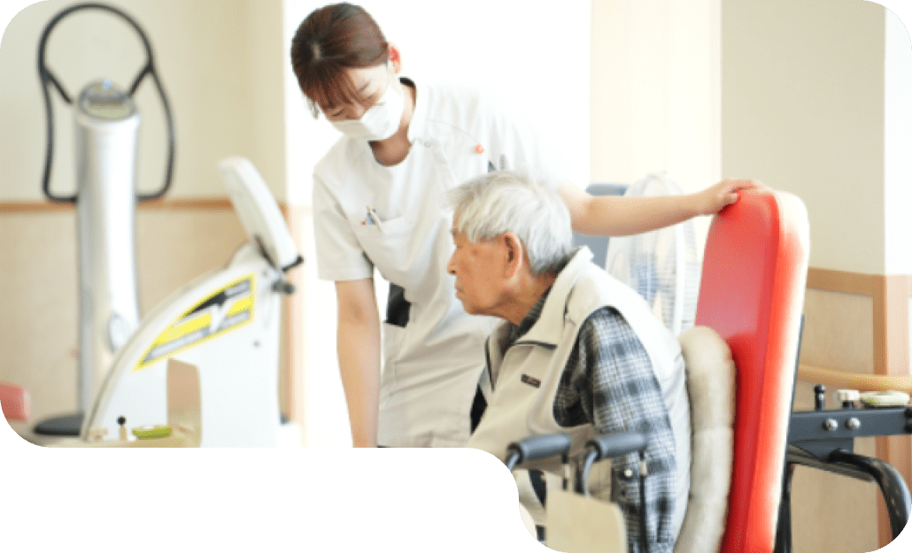 利用者が職員と訓練をしています