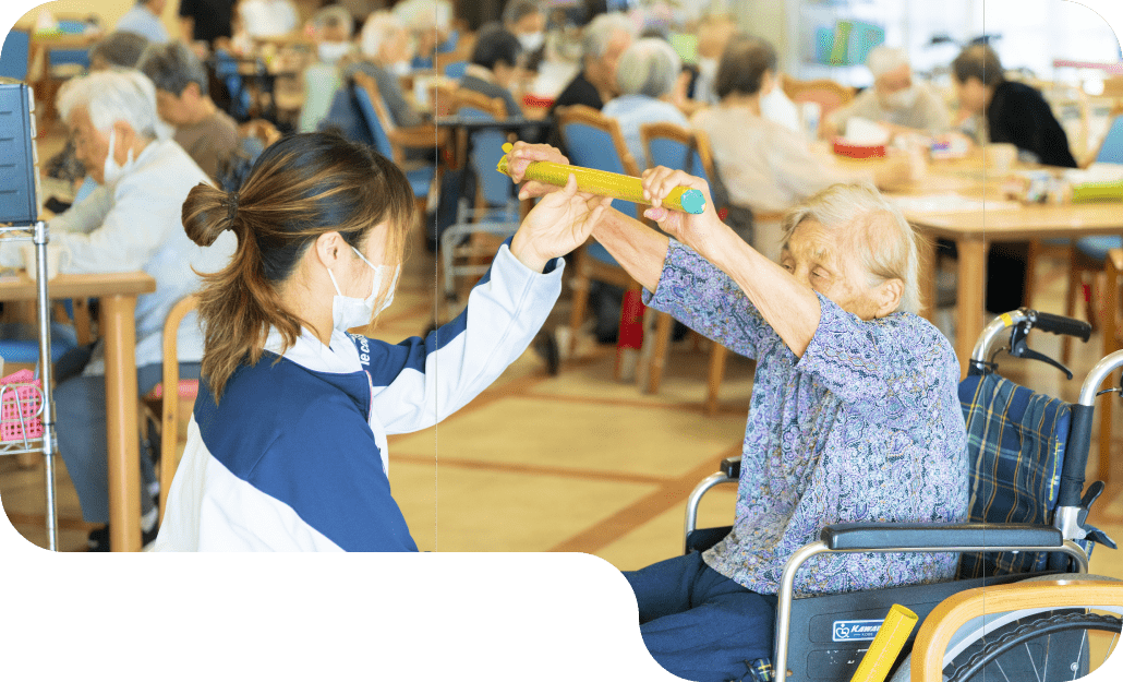 利用者が職員と体操をしています