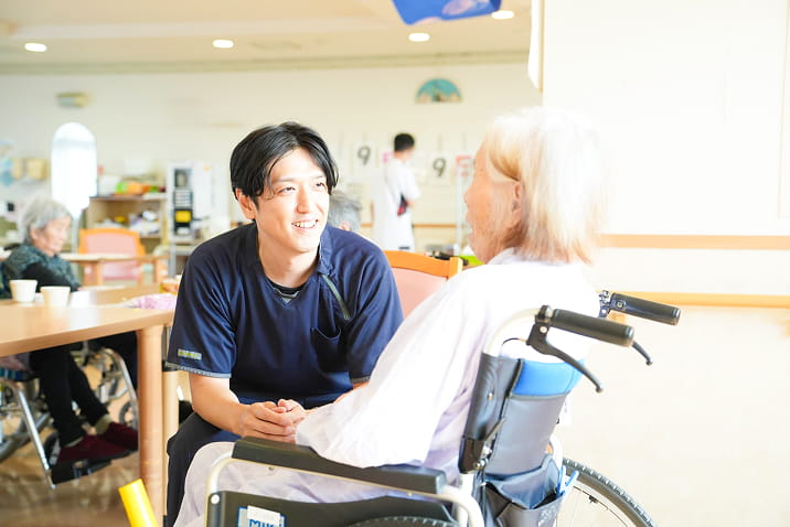 男性スタッフが笑顔でお話ししています