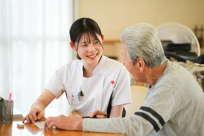 女性スタッフが笑顔でお話ししています