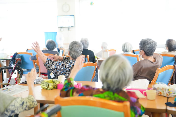 利用者とスタッフが笑顔で交流する温かい介護サービスの様子