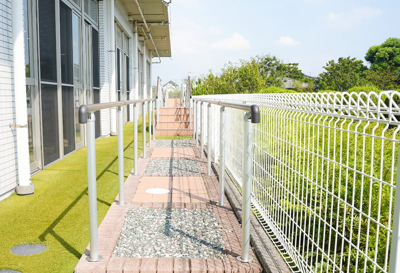 ヴィラとびしまの中庭の手すりつきスロープです