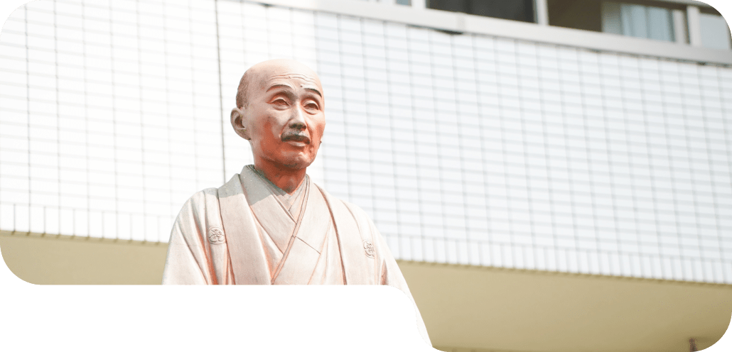 代表の銅像です