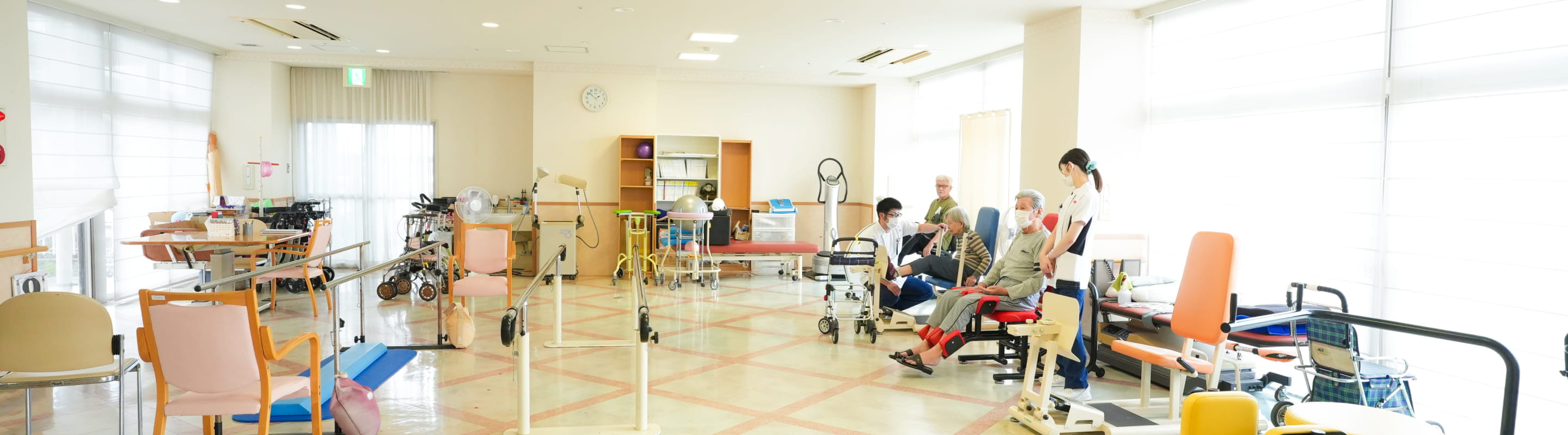 入居者とスタッフが一緒にいる写真