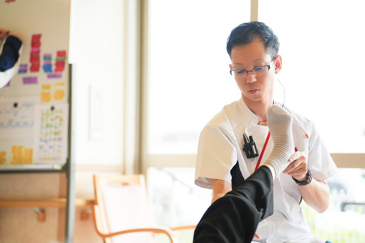 愛知県飛島村の医療法人良斉会ヴィラとびしまの介護スタッフによる個別ケア。利用者に細やかなサポートを提供する丁寧な介護サービス