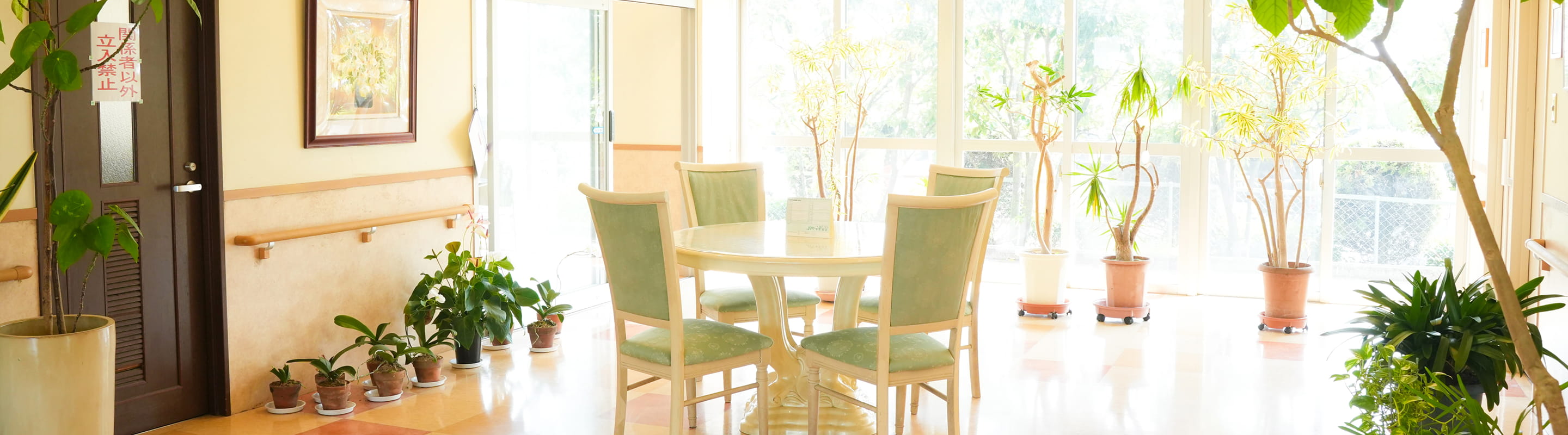 陽の当たるロビーの様子です