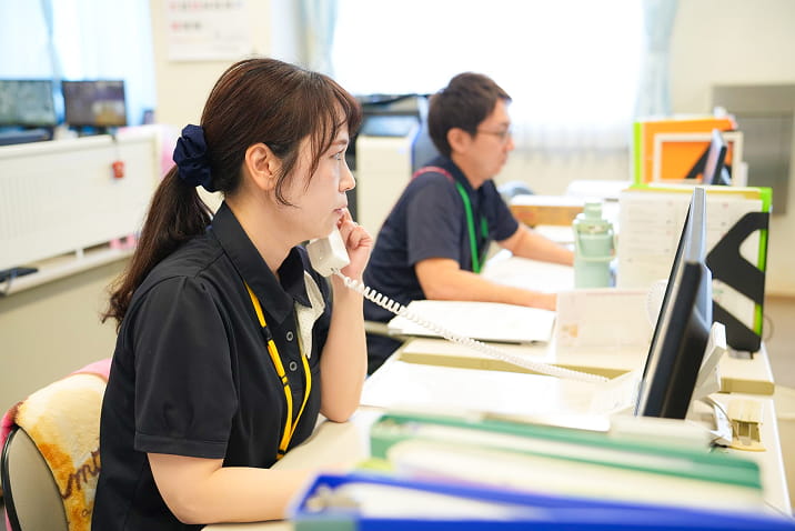 医療法人良斉会ヴィラとびしまの事務スタッフがパソコン作業を行うオフィス環境。介護施設の運営サポートや相談窓口業務を担う事務スタッフの様子。愛知県飛島村の介護施設運営