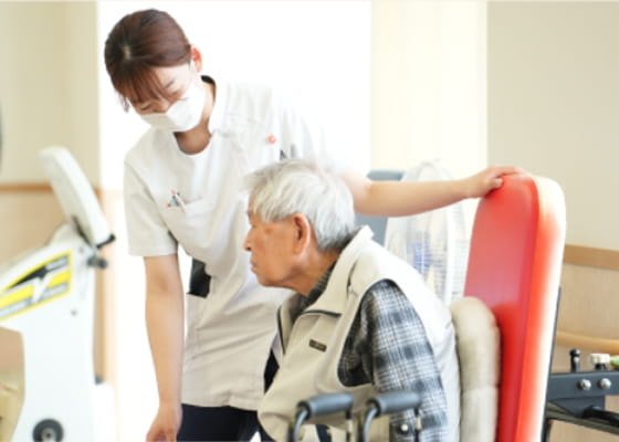 入居者とスタッフが日々のトレーニングをしています