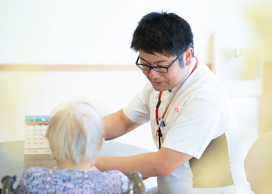 入居者とスタッフが認知機能の学習をしています