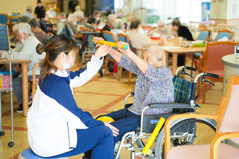 入居者とスタッフが食後の体操をしています。