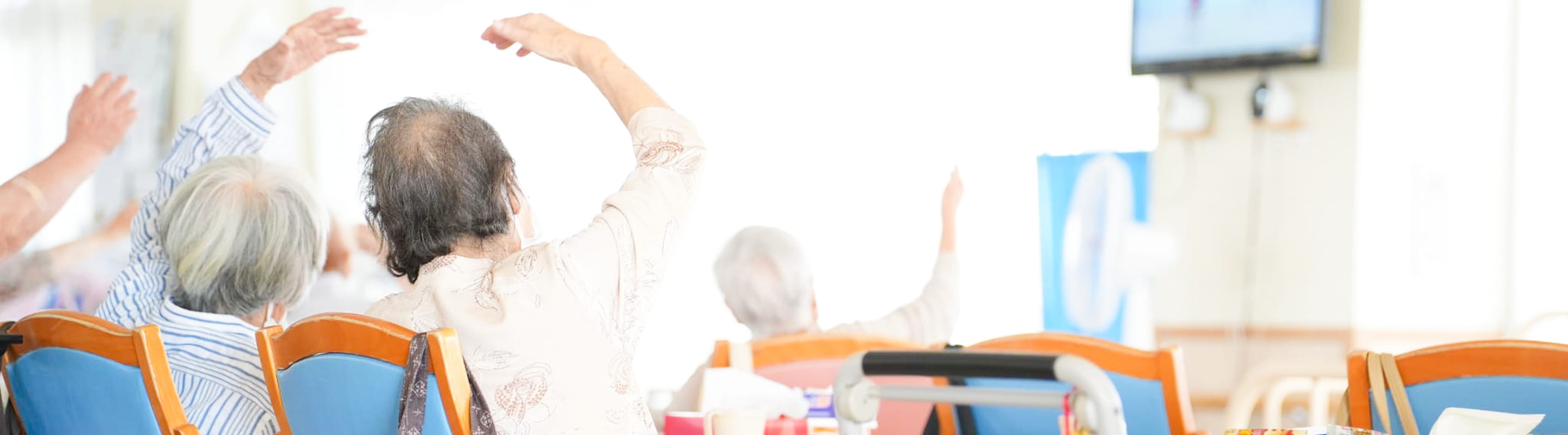 入居者が皆で体操をしています